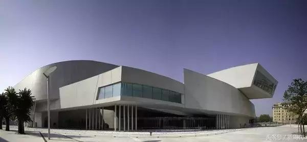 扎哈_扎哈·哈迪德建筑作品回顾展_扎哈·哈迪德建筑风格