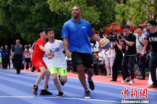 埃里克·戈登南京市柘塘中心小学_NBA Jr.NBA篮球场捐赠仪式_埃里克·戈登
