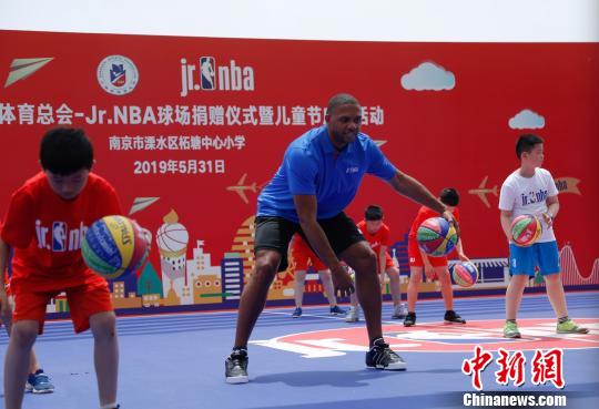 NBA Jr.NBA篮球场捐赠仪式_埃里克·戈登_埃里克·戈登南京市柘塘中心小学