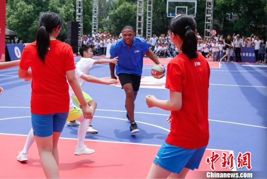 NBA Jr.NBA篮球场捐赠仪式_埃里克·戈登南京市柘塘中心小学_埃里克·戈登