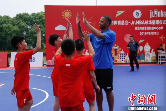 埃里克·戈登_埃里克·戈登南京市柘塘中心小学_NBA Jr.NBA篮球场捐赠仪式