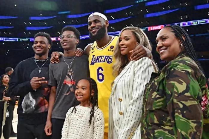 勒布朗·詹姆斯NBA选秀播客_德里克·怀特NBA成长之路_勒布朗·詹姆斯