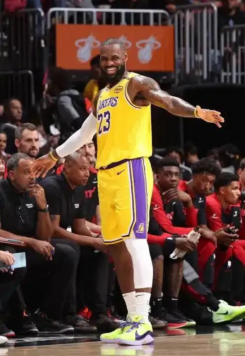 勒布朗·詹姆斯_勒布朗-詹姆斯2025-26赛季球员选项_NBA历史23个赛季球员