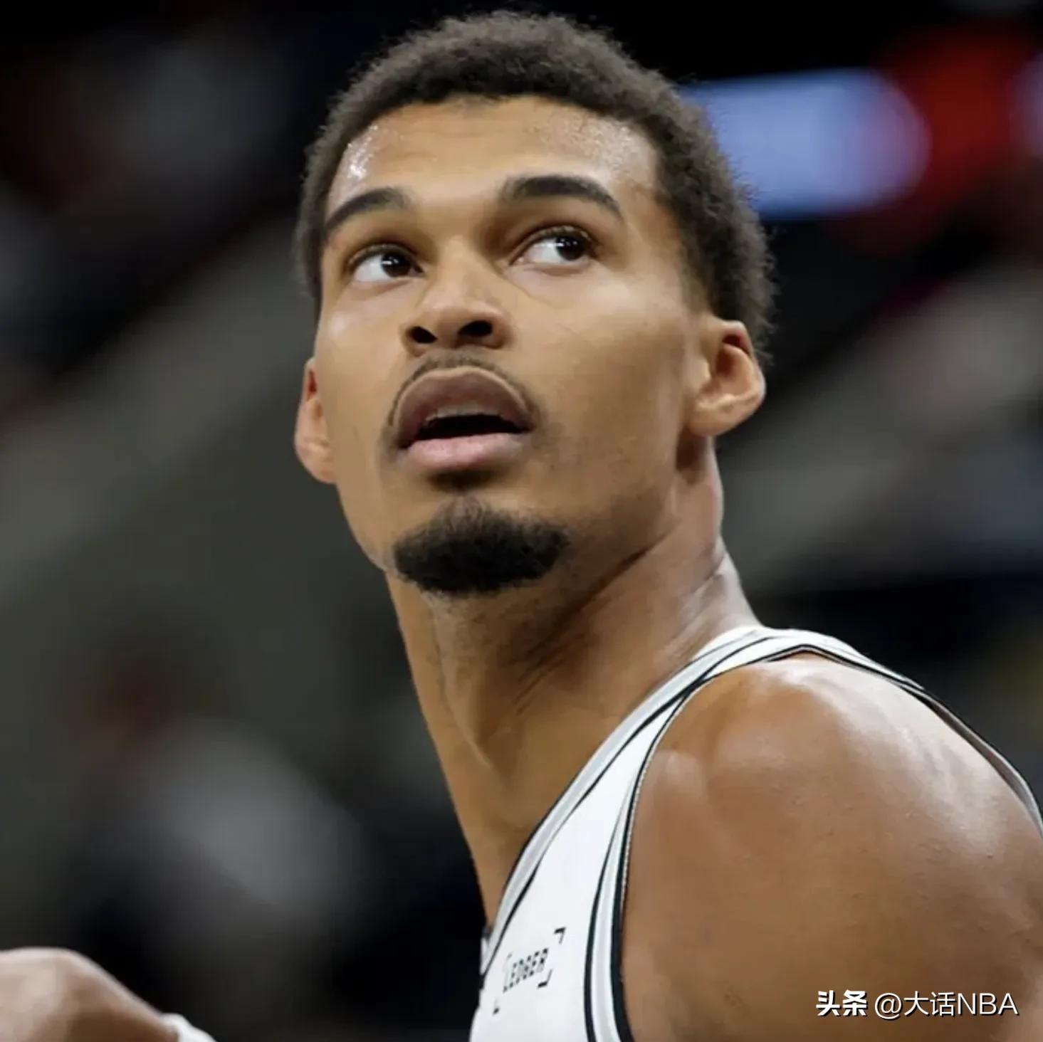 维克托-文班亚马表现_NBA新赛季首个周最佳球员_扬尼斯·阿德托昆博